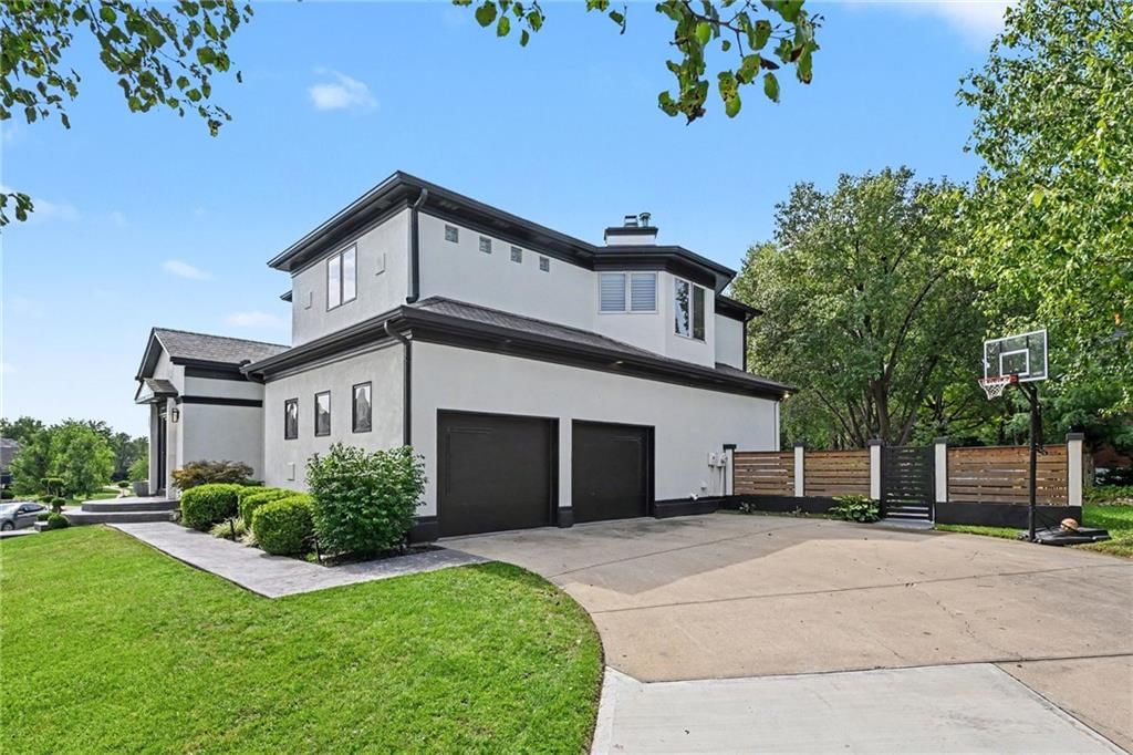 Photo 34 of 39 - 5346 W 123RD Street, Overland Park, KS 66209