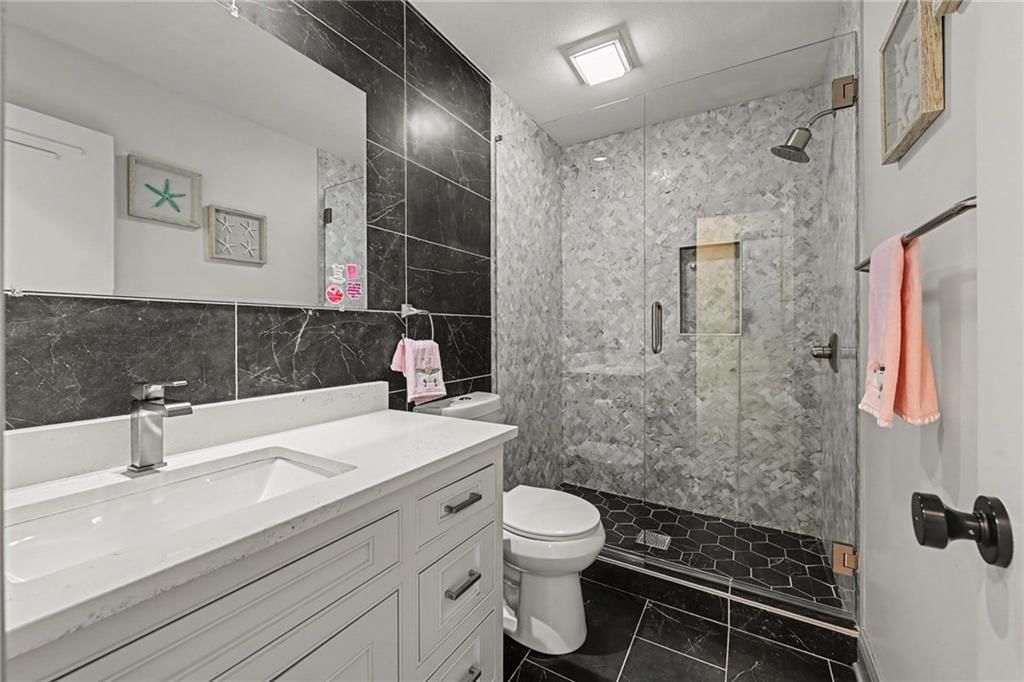 Photo 17 of 39 - 5346 W 123RD Street, Overland Park, KS 66209