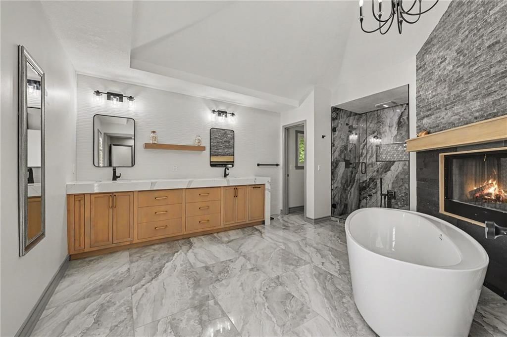 Photo 12 of 39 - 5346 W 123RD Street, Overland Park, KS 66209