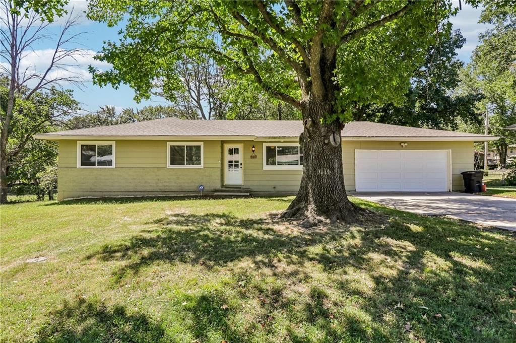 207 SW 19th Street, Oak Grove, MO: listing photo 2