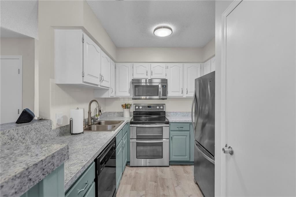 1409 Lawrence Avenue — photo 16