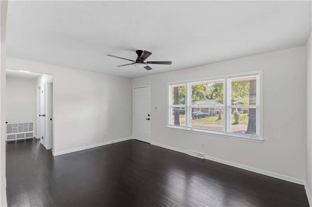 Photo 4 of 26 - 9130 E 44th Street, Kansas City, MO 64133