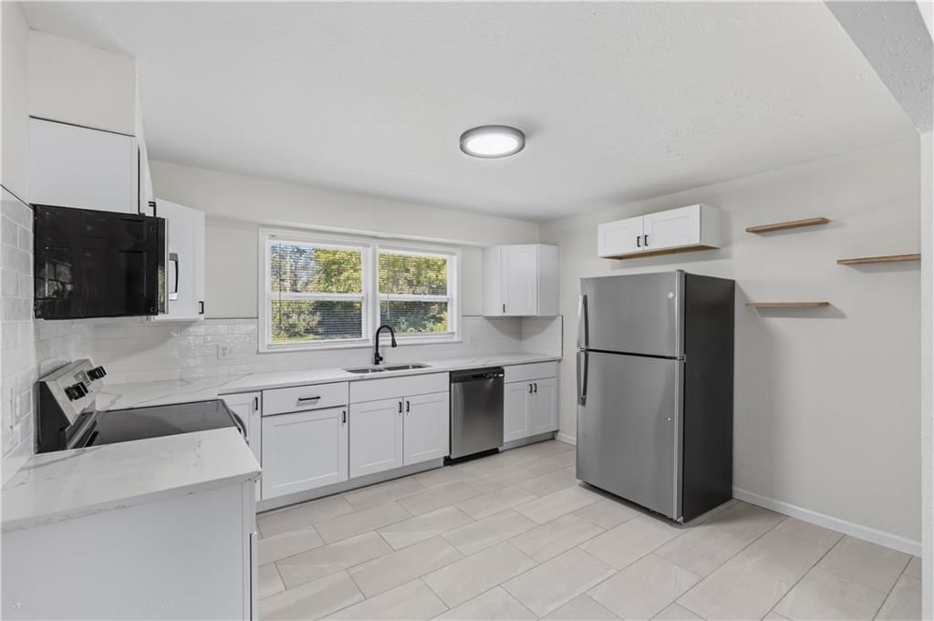 Photo 5 of 26 - 9130 E 44th Street, Kansas City, MO 64133