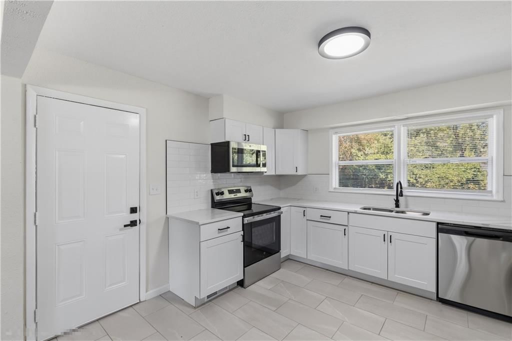 Photo 6 of 26 - 9130 E 44th Street, Kansas City, MO 64133
