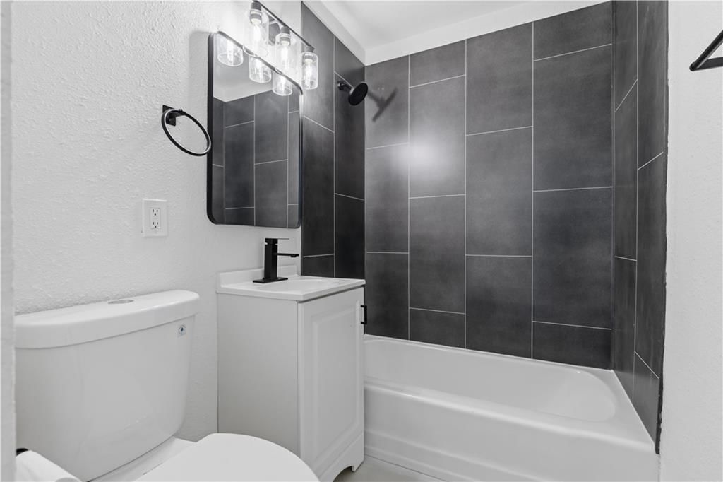 Photo 7 of 26 - 9130 E 44th Street, Kansas City, MO 64133