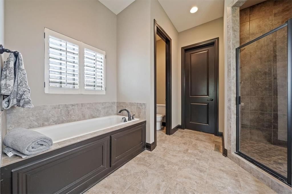 Freestanding tub at 3111 N 118TH Terrace, Kansas City, KS 66109