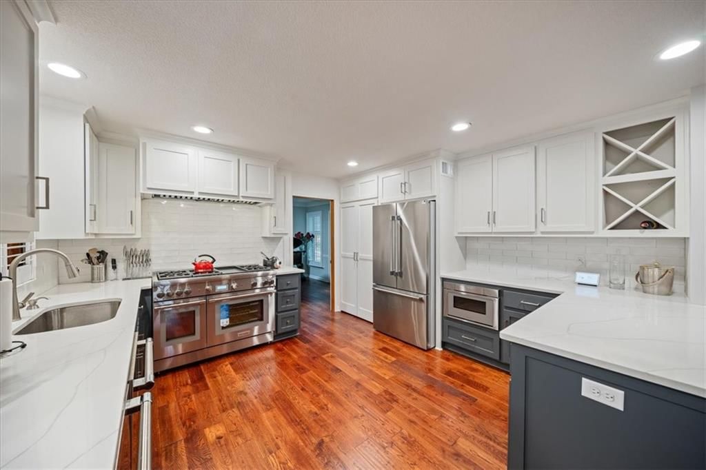 Photo 4 of 31 - 4401 W 128th Street, Leawood, KS 66209