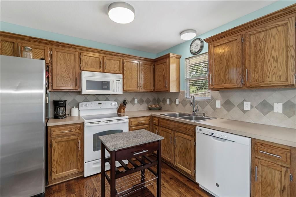 1403 Dickinson Road — photo 9