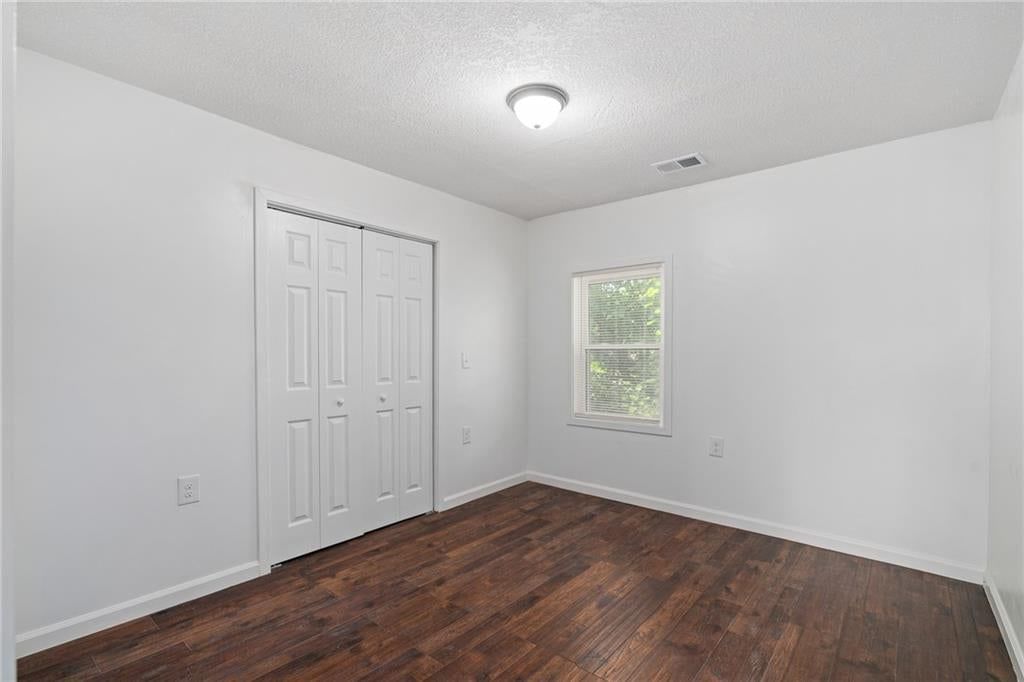 Photo 16 of 33 - 2909 Topping Avenue, Kansas City, MO 64129