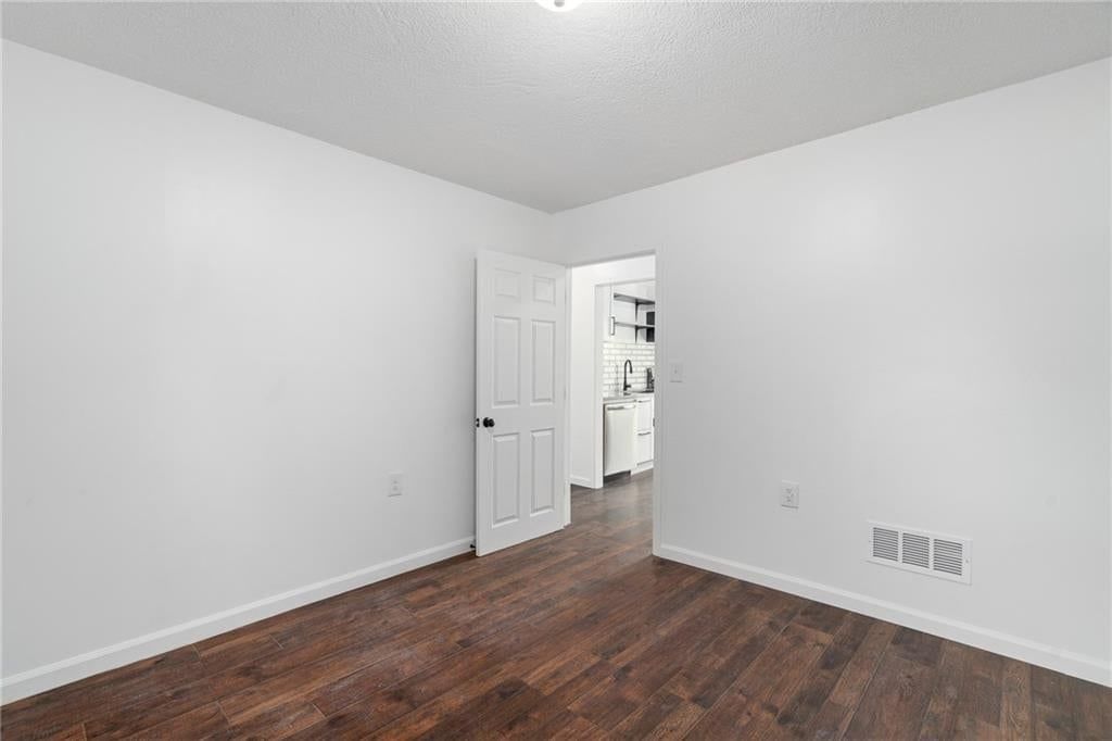 Photo 18 of 33 - 2909 Topping Avenue, Kansas City, MO 64129
