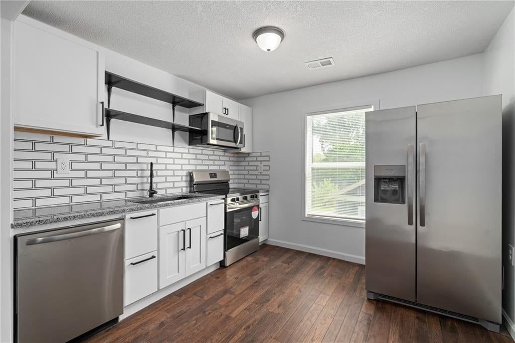 Photo 21 of 33 - 2909 Topping Avenue, Kansas City, MO 64129