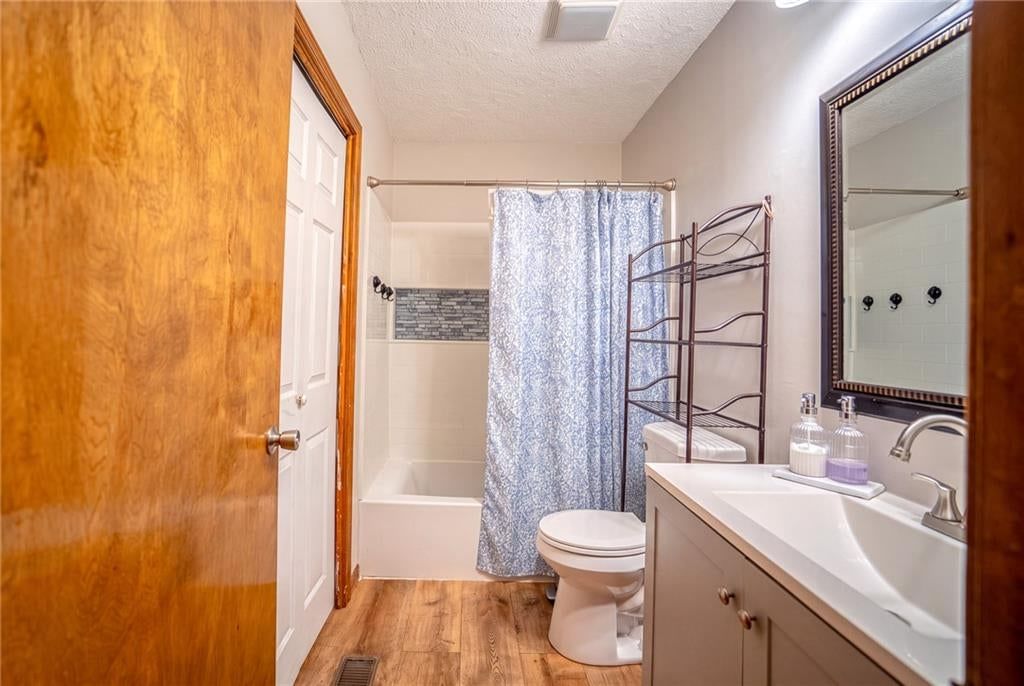 Photo 14 of 25 - 1530 N 85th Terrace, Kansas City, KS 66112