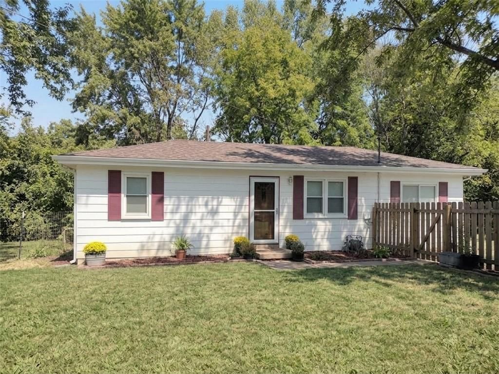 Photo 3 of 27 - 31376 Old KC Road, Paola, KS 66071