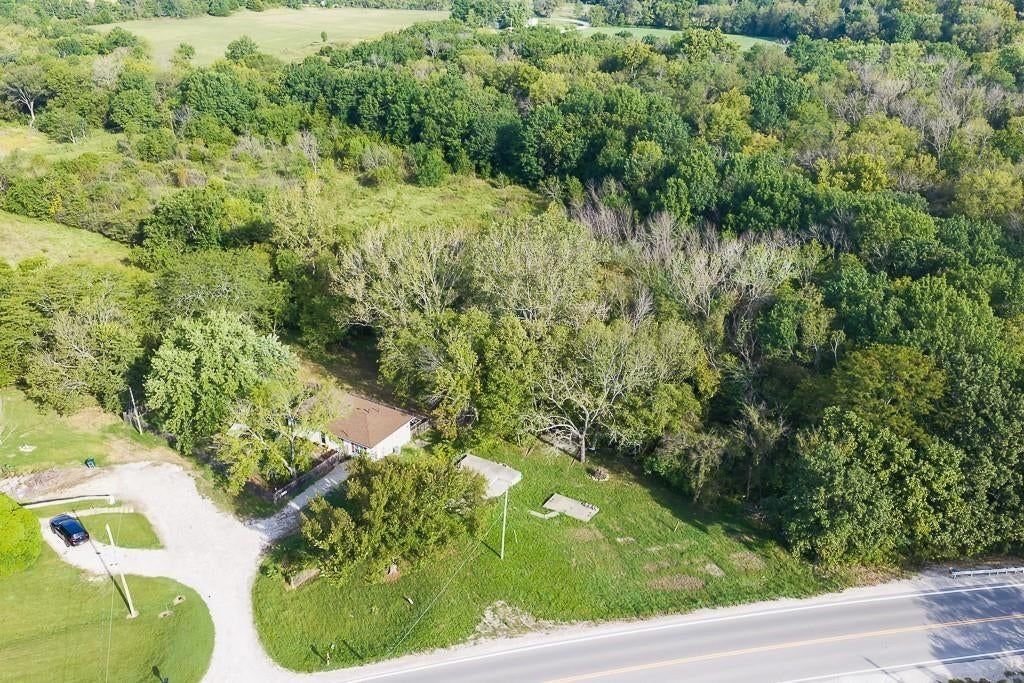 Photo 4 of 27 - 31376 Old KC Road, Paola, KS 66071