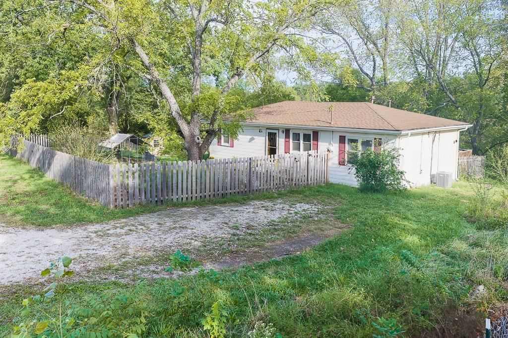 Photo 7 of 27 - 31376 Old KC Road, Paola, KS 66071