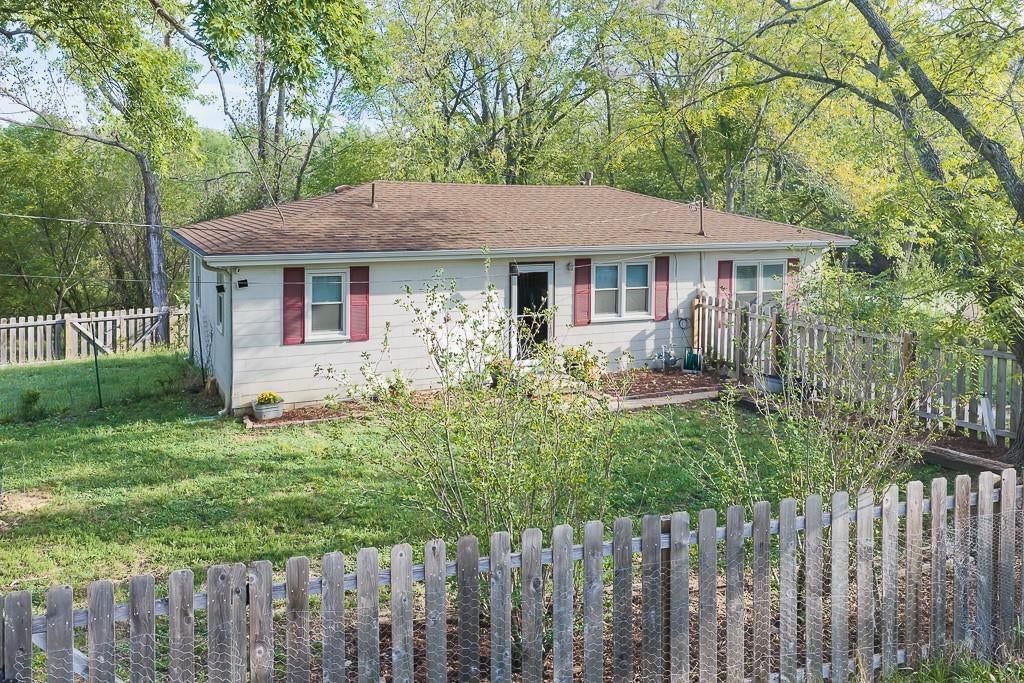 Photo 8 of 27 - 31376 Old KC Road, Paola, KS 66071