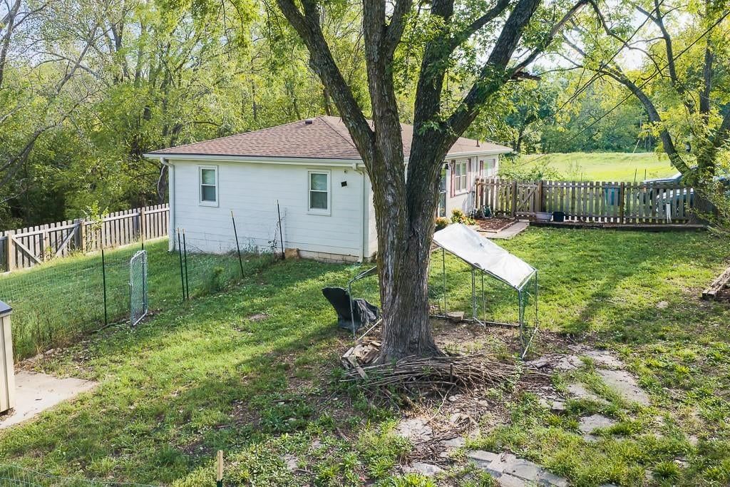 Photo 17 of 27 - 31376 Old KC Road, Paola, KS 66071