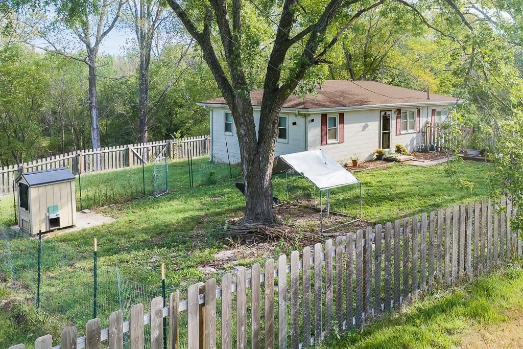 Photo 18 of 27 - 31376 Old KC Road, Paola, KS 66071