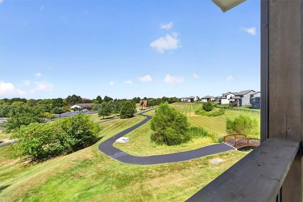 1100 NE Goshen Court, Lee's Summit, MO: listing photo 2