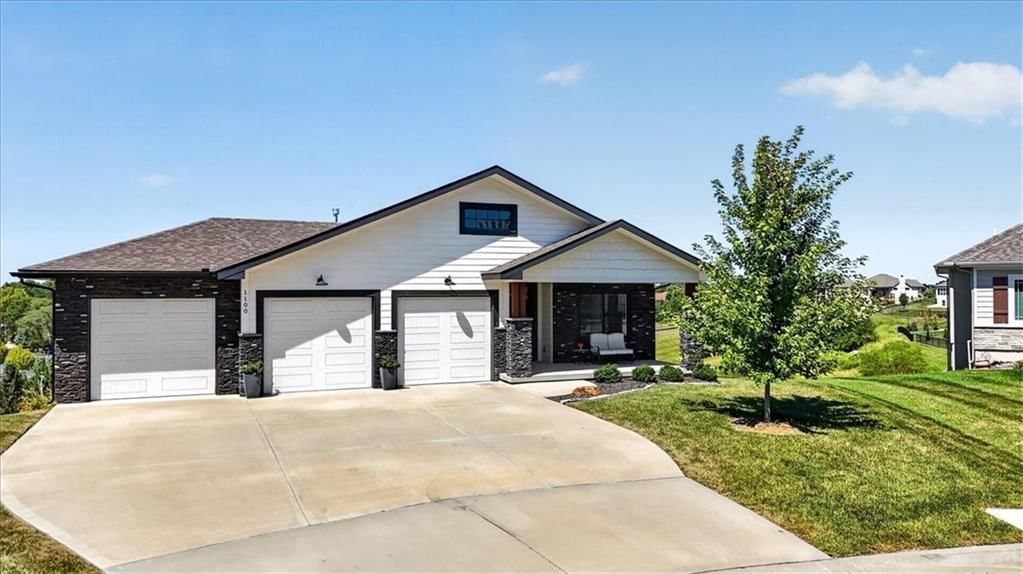 1100 NE Goshen Court, Lee's Summit, MO: listing photo 3