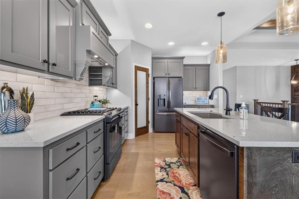 Photo 11 of 50 - 1100 NE Goshen Court, Lee's Summit, MO 64064