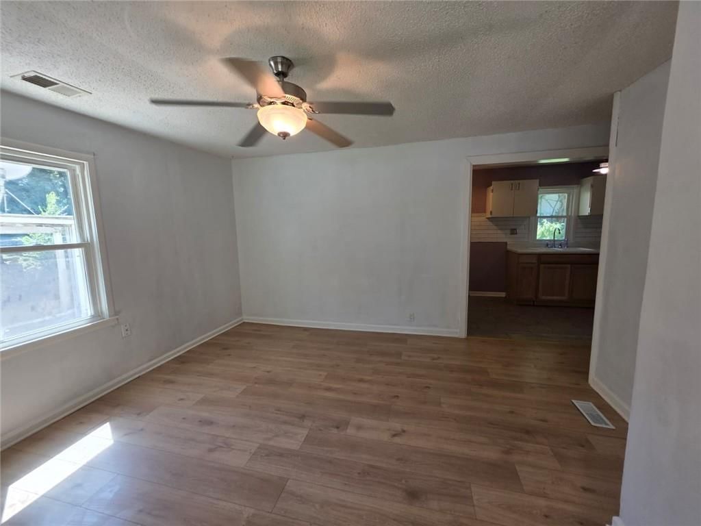 1112 Leslie Street — photo 5