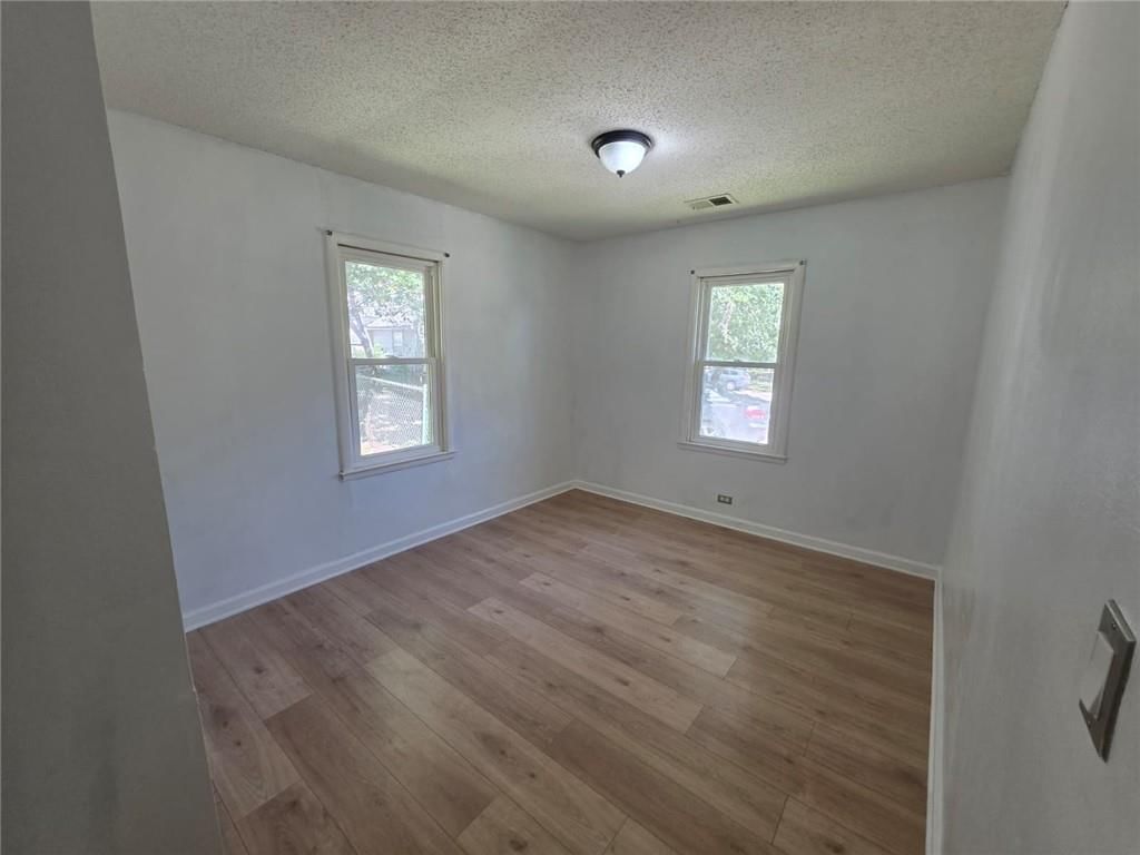 1112 Leslie Street — photo 9
