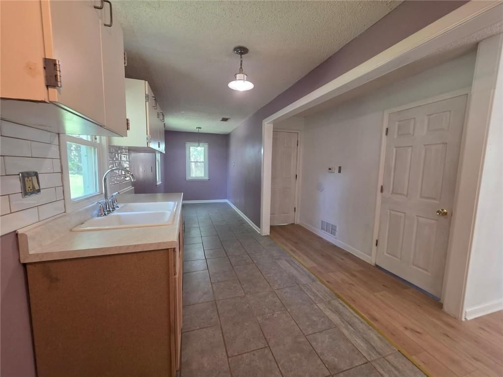 1112 Leslie Street — photo 13