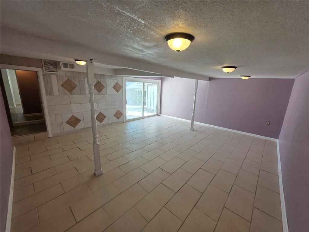 1112 Leslie Street — photo 15