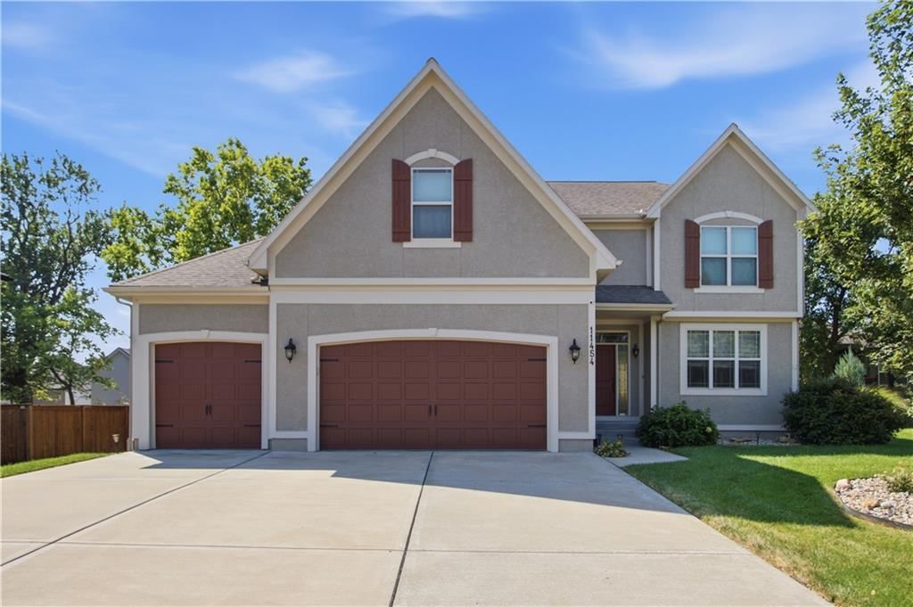 11454 S Lakecrest Drive, Olathe, KS