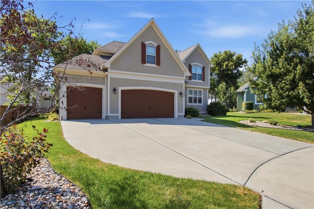 11454 S Lakecrest Drive, Olathe, KS: listing photo 2