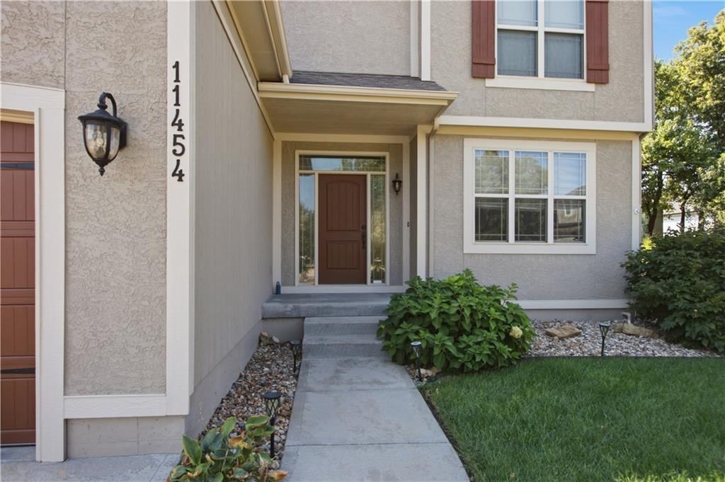 11454 S Lakecrest Drive, Olathe, KS: listing photo 3