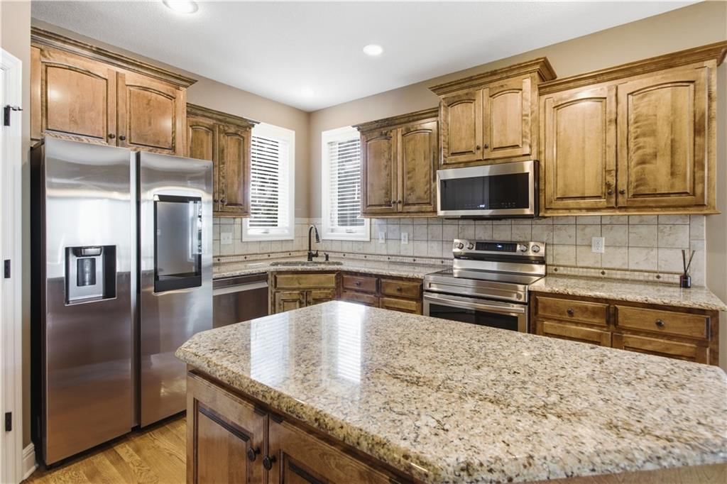 Photo 20 of 63 - 11454 S Lakecrest Drive, Olathe, KS 66061