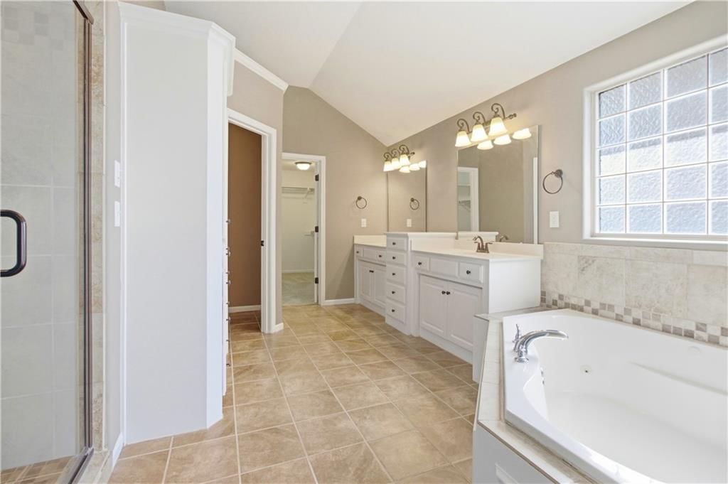 Photo 28 of 63 - 11454 S Lakecrest Drive, Olathe, KS 66061