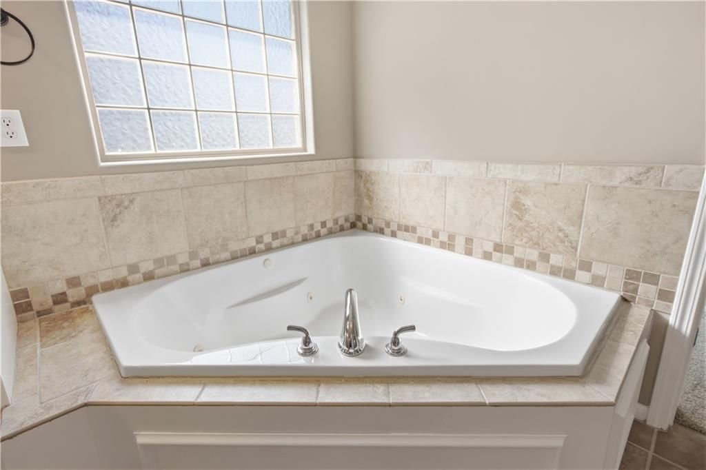 Photo 30 of 63 - 11454 S Lakecrest Drive, Olathe, KS 66061