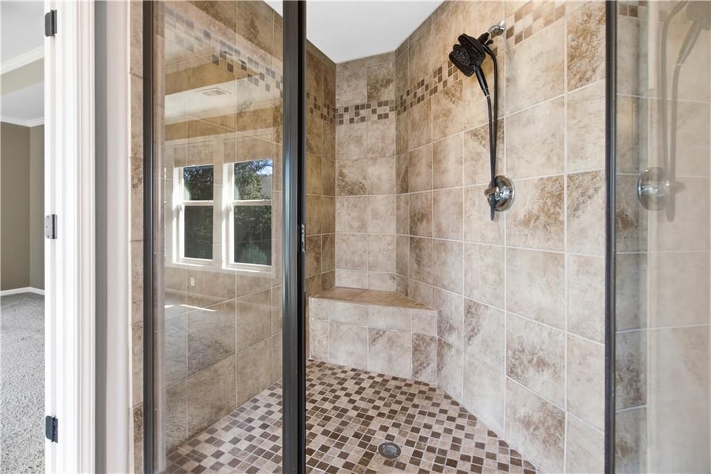 Photo 31 of 63 - 11454 S Lakecrest Drive, Olathe, KS 66061