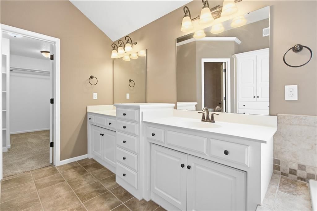 Double vanity at 11454 S Lakecrest Drive, Olathe, KS 66061