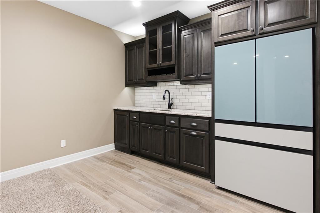 Wet bar at 11454 S Lakecrest Drive, Olathe, KS 66061