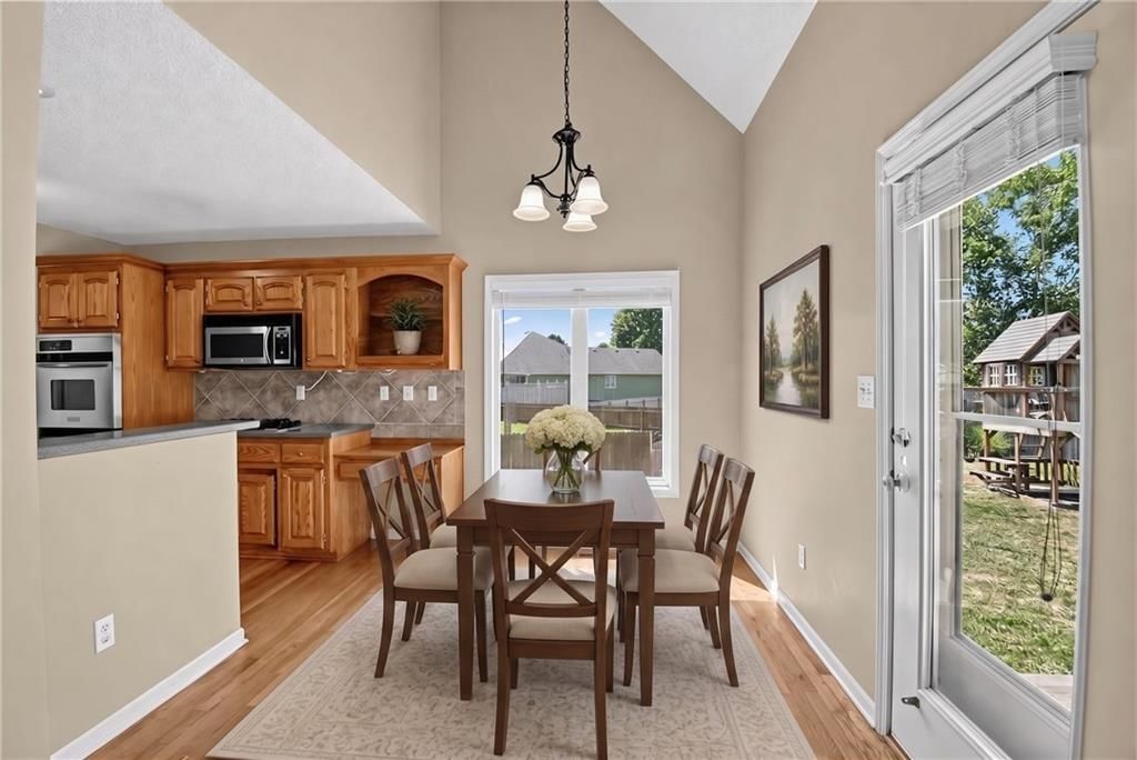 228 SW Ascot Circle, Lee's Summit, MO: listing photo 2