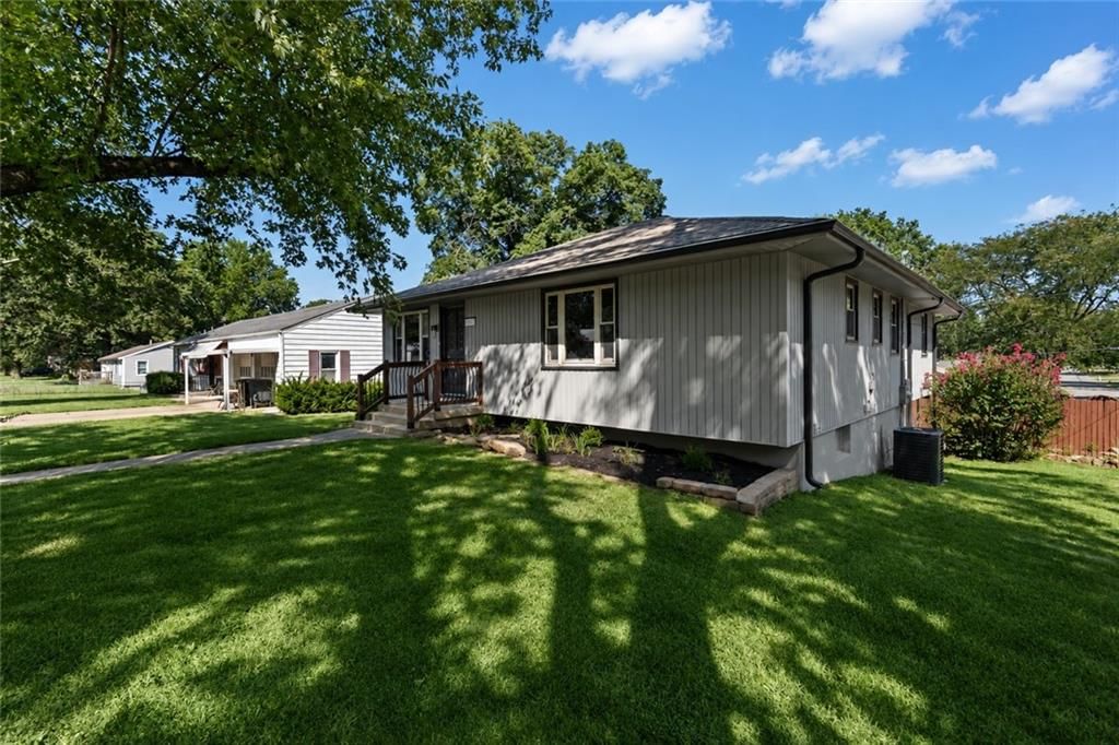 5813 Sterling Avenue, Raytown, MO: listing photo 2