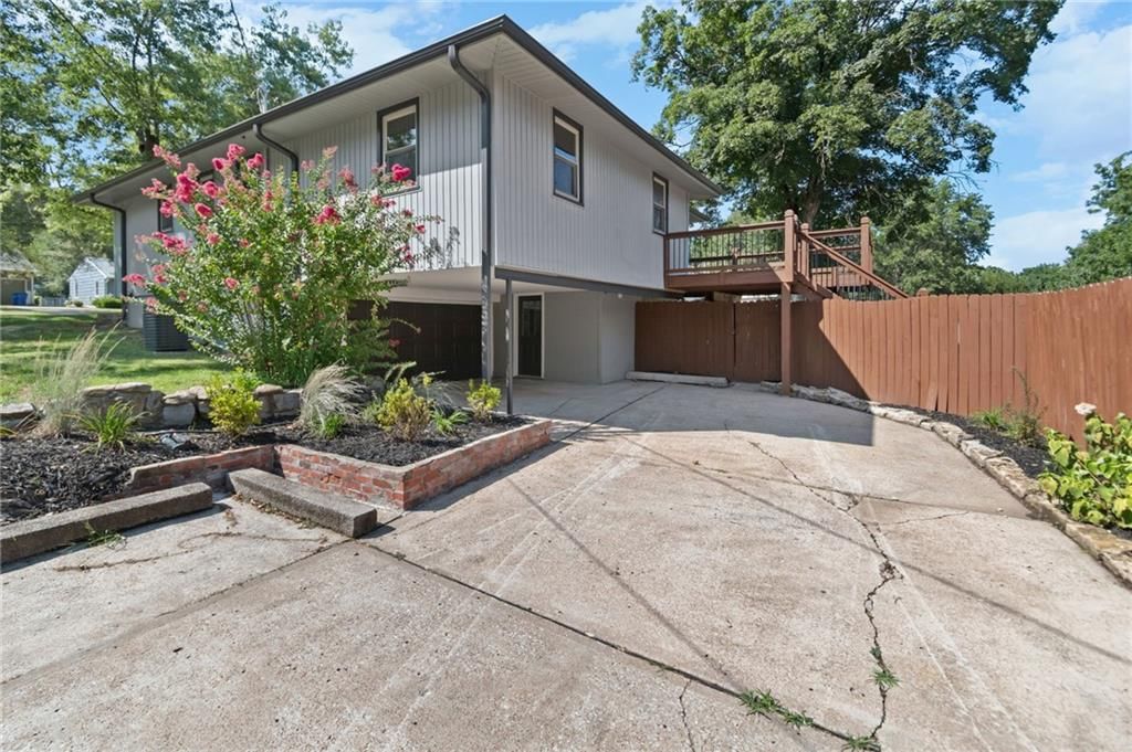 5813 Sterling Avenue, Raytown, MO: listing photo 3
