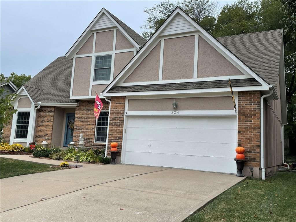 524 NE Victoria Drive, Lee's Summit, MO