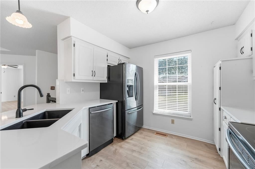 2558 NE Dale Hunter Lane — photo 5