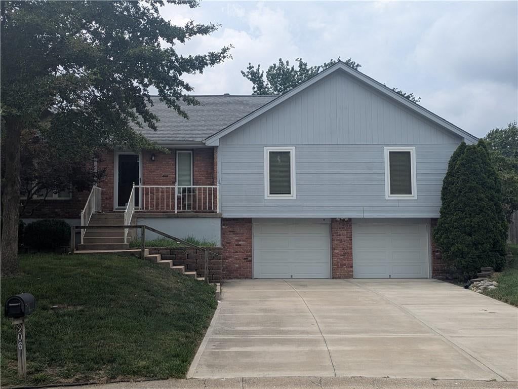 906 NW Chestnut Circle, Blue Springs, MO