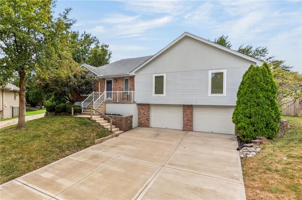 906 NW Chestnut Circle, Blue Springs, MO: listing photo 2