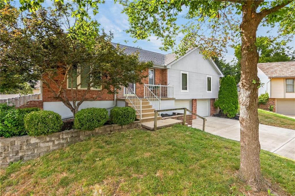 906 NW Chestnut Circle, Blue Springs, MO: listing photo 3