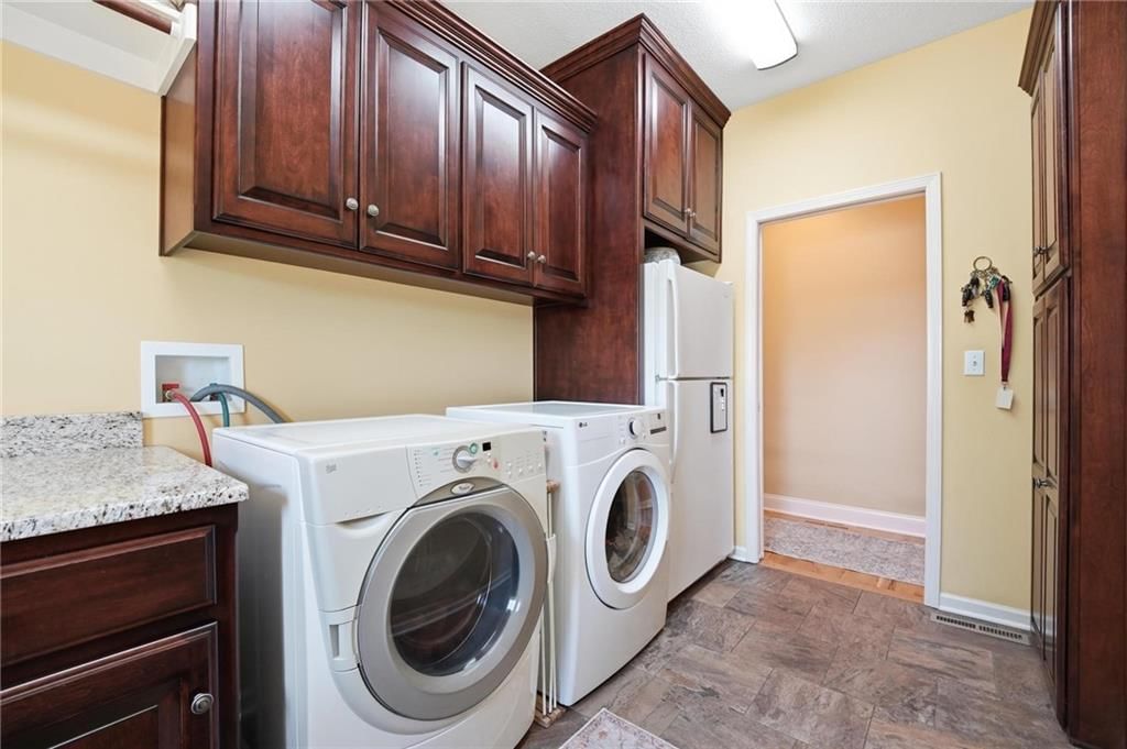 10405 N Saint Clair Avenue — photo 32