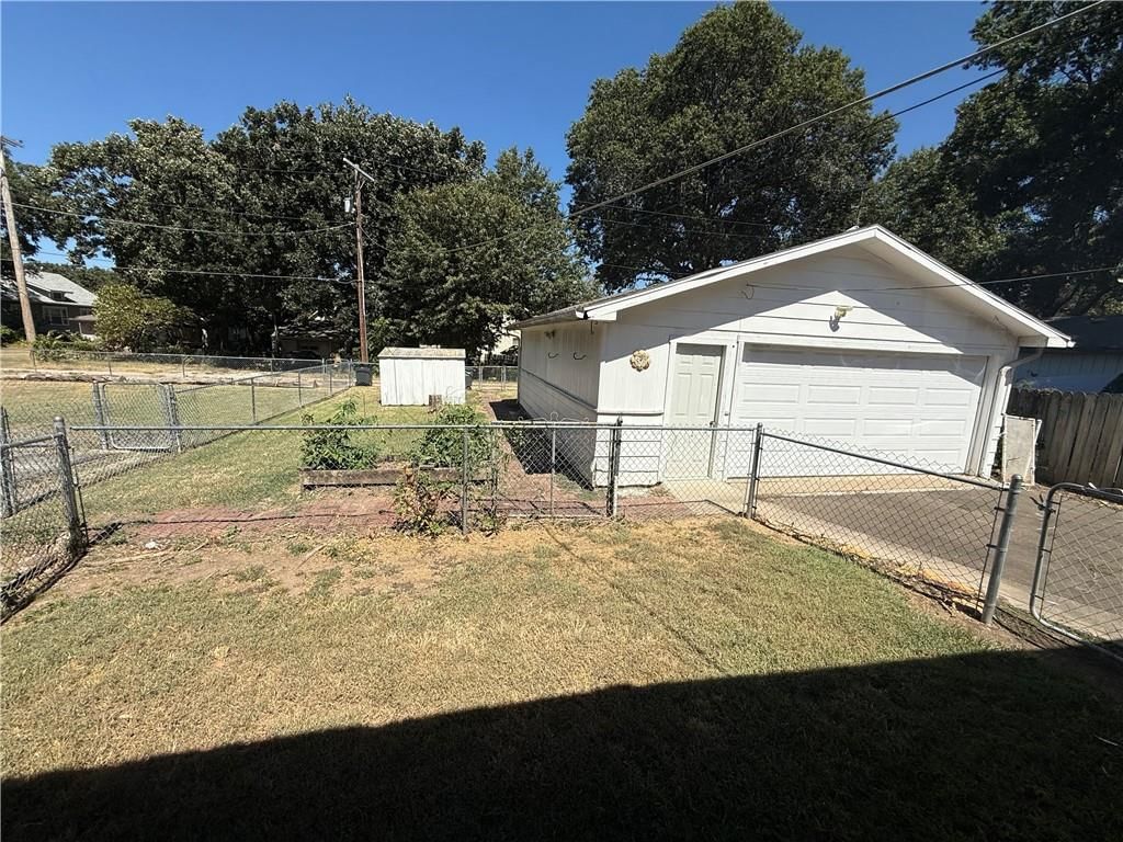 714 W 8th Street — photo 17