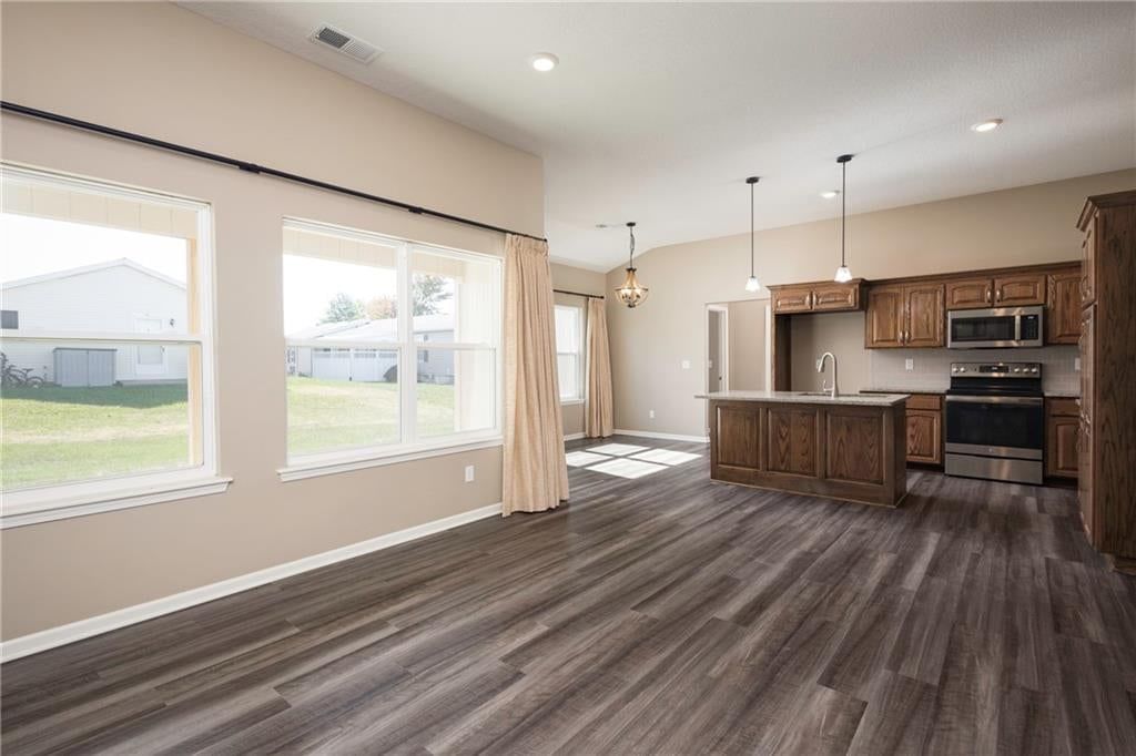 413 NE Poplar Court — photo 11