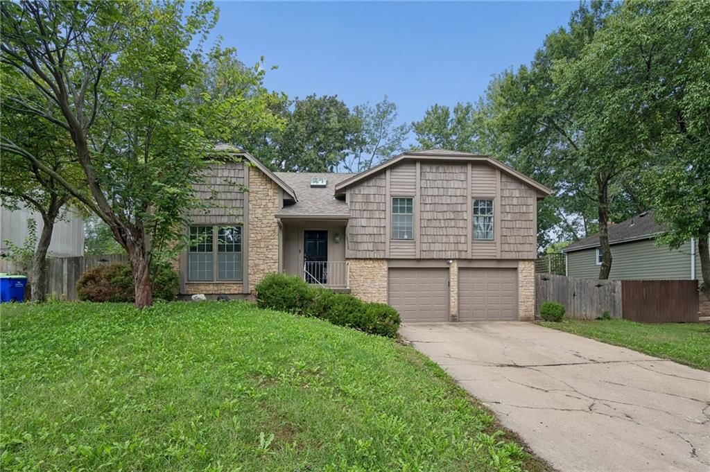 10312 HASKINS Street, Lenexa, KS: listing photo 2